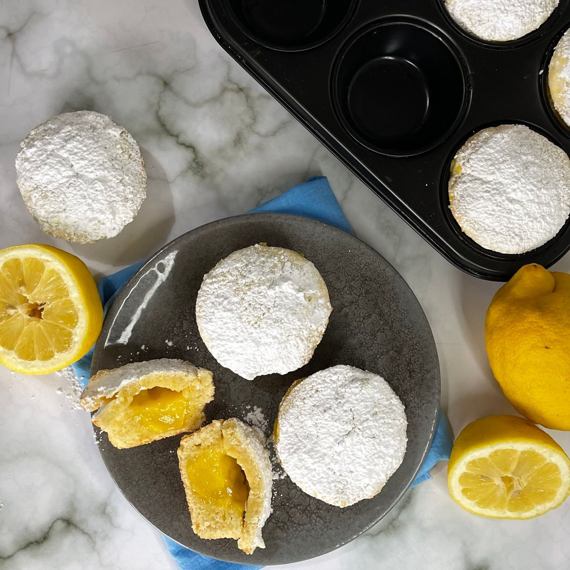 Un piatto di biscotti con limoni e zucchero a velo su un tavolo