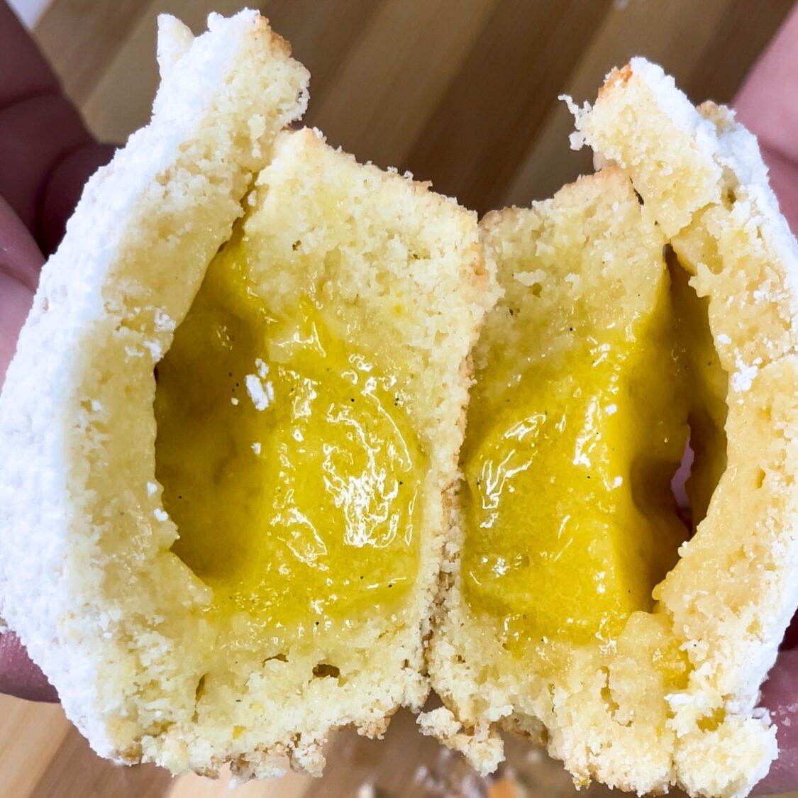 Un primo piano di un dolce con ripieno giallo