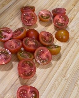 Un mazzo di pomodori a fette su un tagliere di legno
