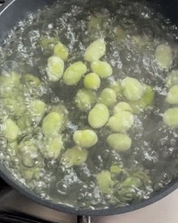 I fagiolini stanno bollendo in una pentola d'acqua