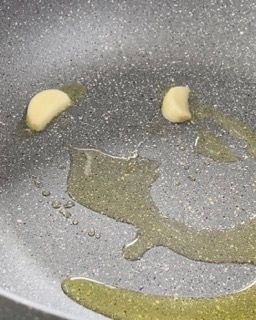 L'aglio viene cotto in una padella con l'olio.