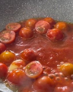I pomodori vengono cotti in padella con la salsa