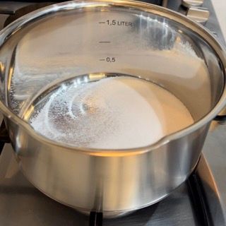 Una pentola di acciaio inossidabile sul fornello con 1,5 litri di liquido al suo interno