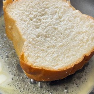 Una fetta di pane viene cotta in una padella.