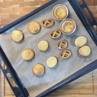 Un vassoio di biscotti e pretzel su carta oleata