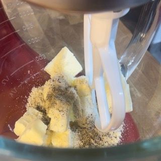 Un primo piano di un mixer con burro e spezie dentro