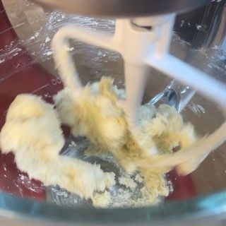 Un primo piano di un mixer con la pastella dentro