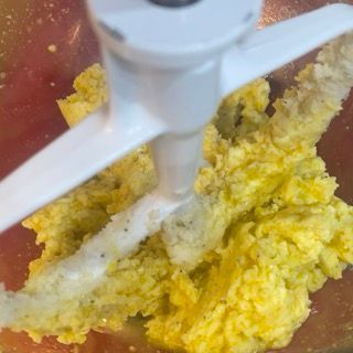 Un primo piano di un mixer con le uova dentro