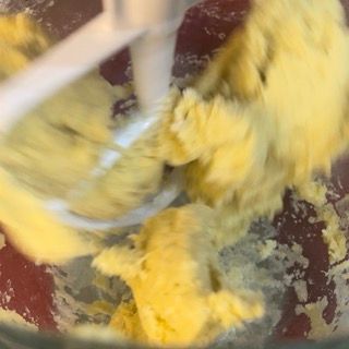 Un primo piano di un mixer con una pastella dentro