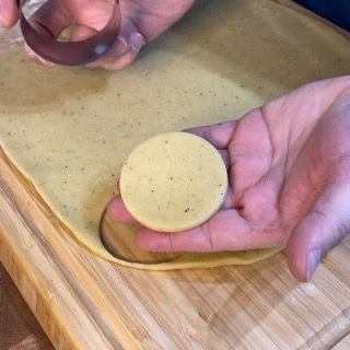 Una persona tiene in mano un pezzo di pasta