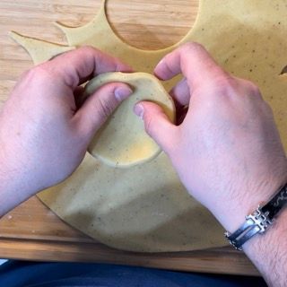 Una persona tiene in mano un pezzo di pasta