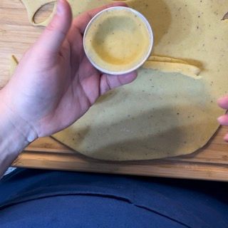 Una persona tiene in mano una piccola ciotola di cibo