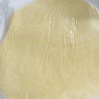 Primo piano di un pezzo di pasta avvolto nella pellicola trasparente.