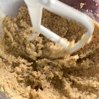 Primo piano di un mixer che mescola un impasto in una ciotola.