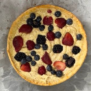 Una pizza con fragole, mirtilli e more sopra