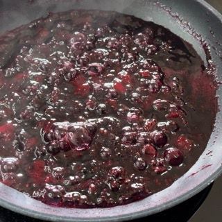 Un primo piano di una padella di salsa di frutti di bosco