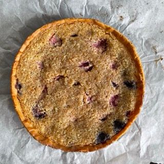 Una torta appoggiata su un pezzo di carta