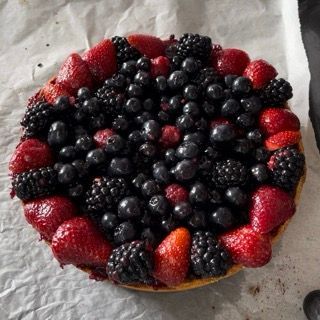 Una torta ripiena di fragole, more e mirtilli