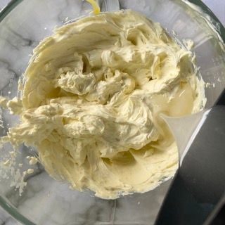 Un primo piano di una ciotola di panna montata su un tavolo