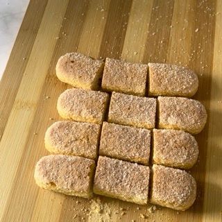 Un tagliere di legno con un mucchio di biscotti sopra