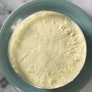 Una ciotola di gelato su un piatto blu