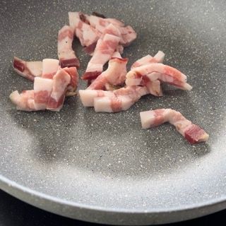 La pancetta viene cotta in una padella