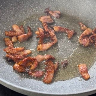 La pancetta viene cotta in padella con l'olio