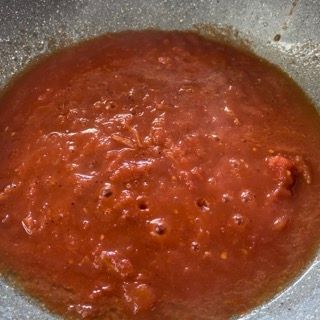 Un primo piano di una salsa di pomodoro in una padella