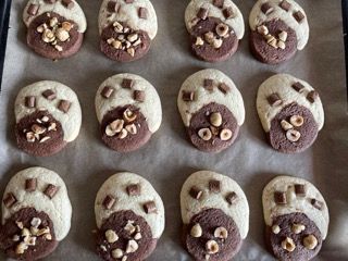 Un vassoio di biscotti con cioccolato e noci sopra