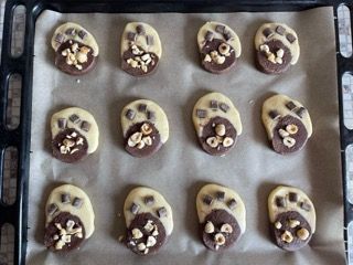 Un vassoio di biscotti con cioccolato e noci sopra