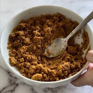 Una ciotola di cibo con un cucchiaio dentro