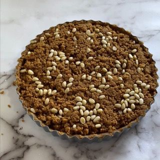 Una torta con sopra i pinoli