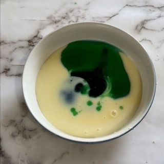 Una ciotola di zuppa con del liquido verde dentro