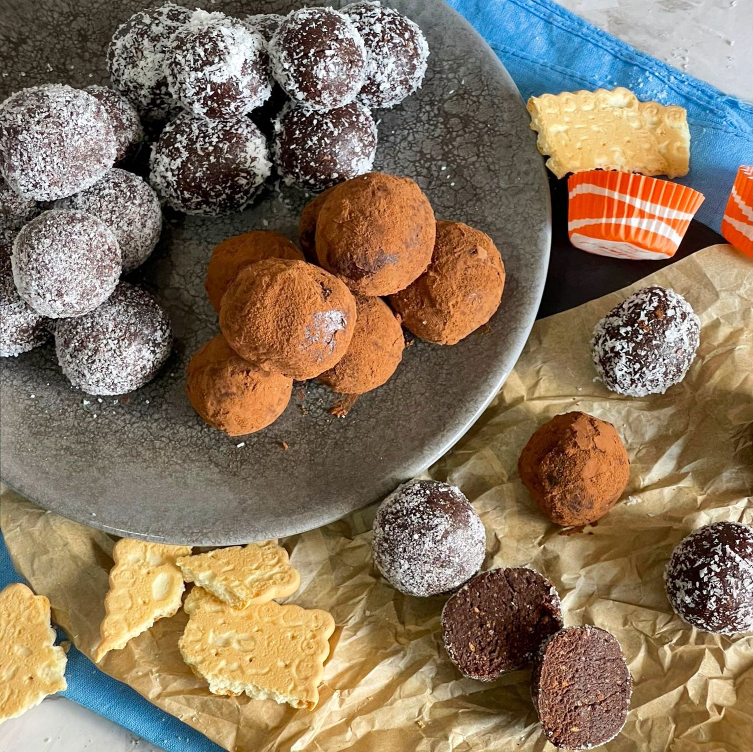 Ci sono molti tipi diversi di tartufi al cioccolato su un piatto.