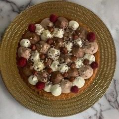 Un primo piano di una pizza su un piatto su un tavolo.