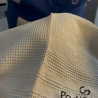 Un asciugamano bianco con la parola Parigi ricamata sopra