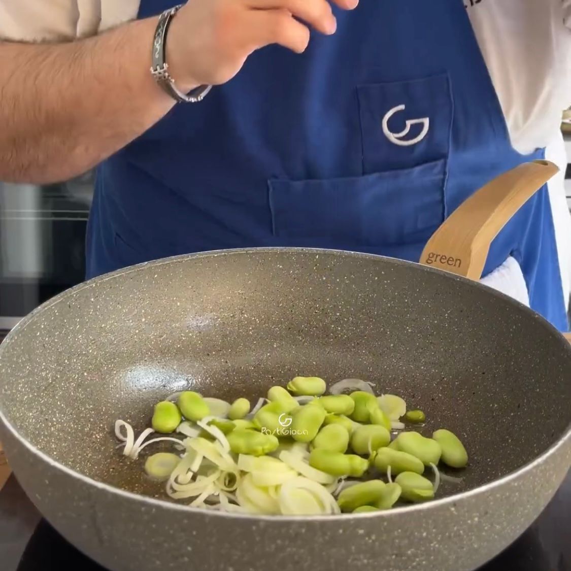 Una persona con un grembiule blu con la lettera g sopra