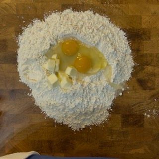 Un mucchio di farina con dentro uova e burro