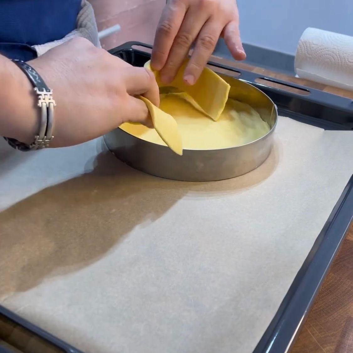 Una persona che indossa un orologio con la scritta cartier