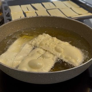 I ravioli vengono cotti in una padella con olio