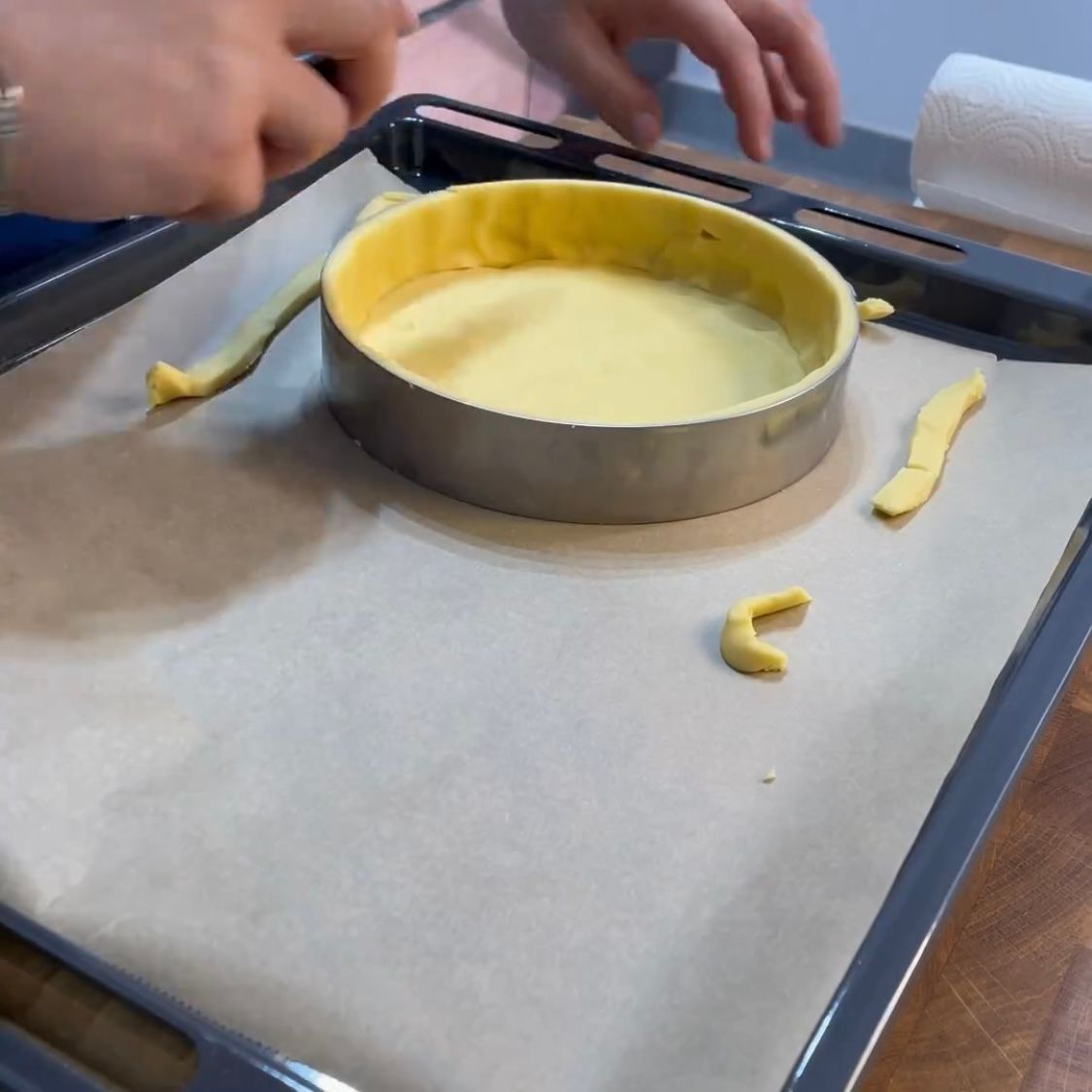 Una persona sta preparando una torta in una teglia di metallo