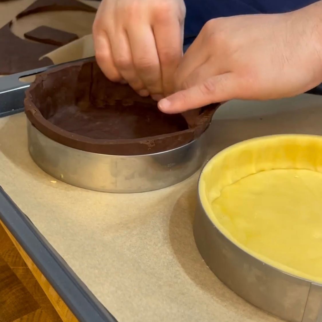 Una persona sta preparando una torta in una teglia di metallo