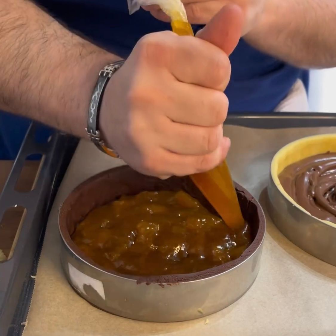 Una persona sta versando qualcosa in una ciotola con un cucchiaio