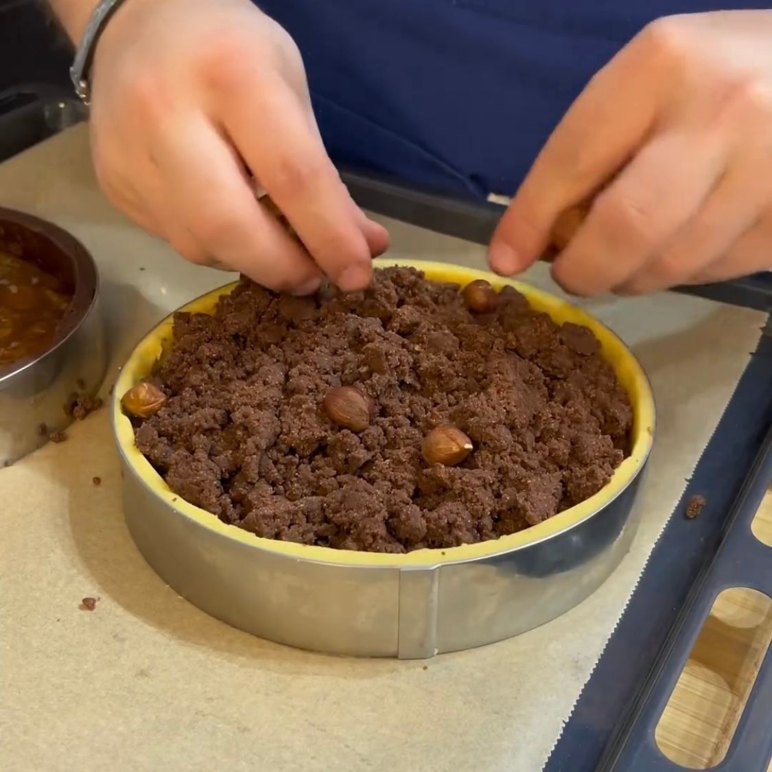 Una persona sta preparando una torta con dentro delle noci