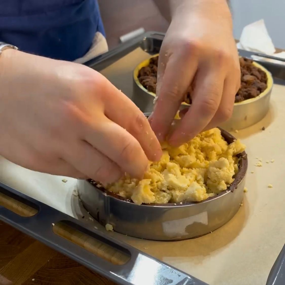 Una persona sta mettendo le briciole in una ciotola di metallo