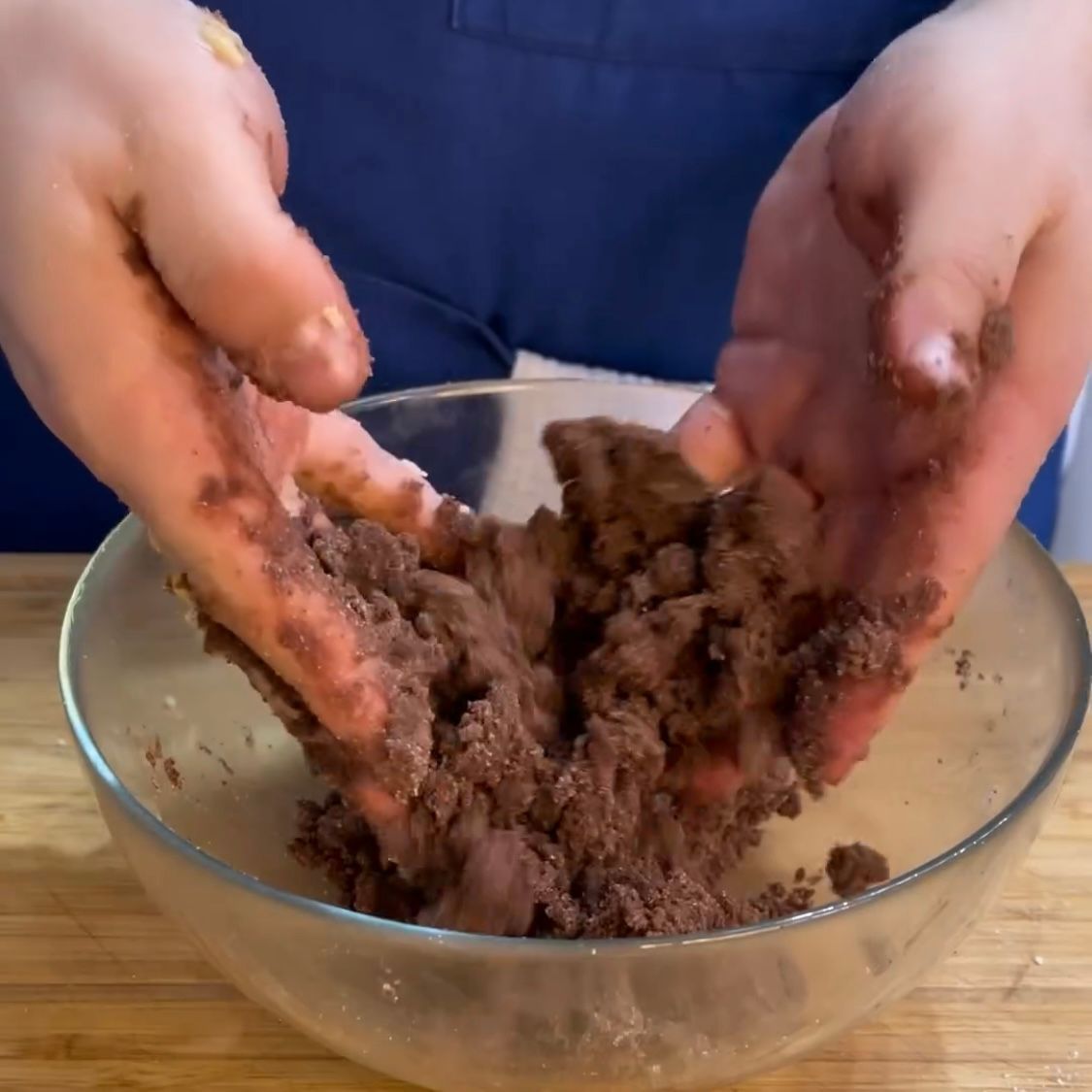 Una persona sta mescolando il cioccolato in una ciotola di vetro