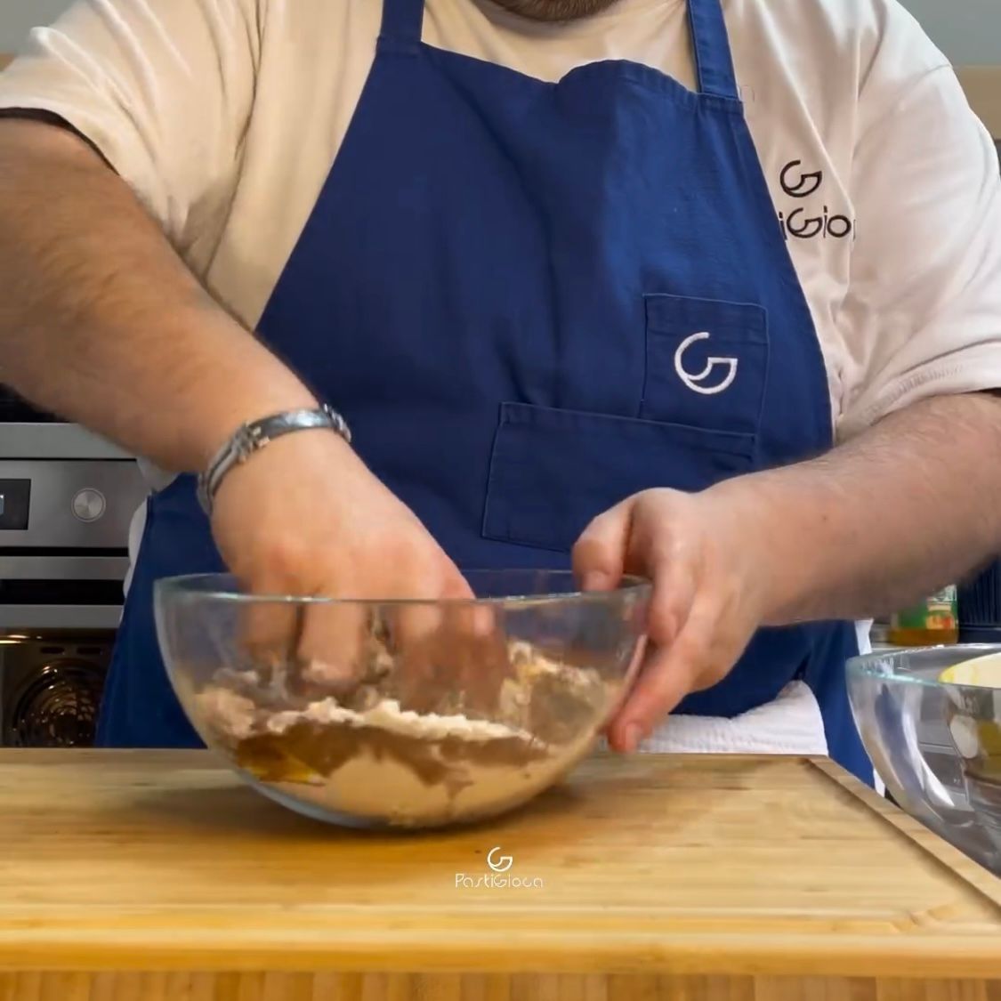 Un uomo che indossa un grembiule con la lettera g sopra