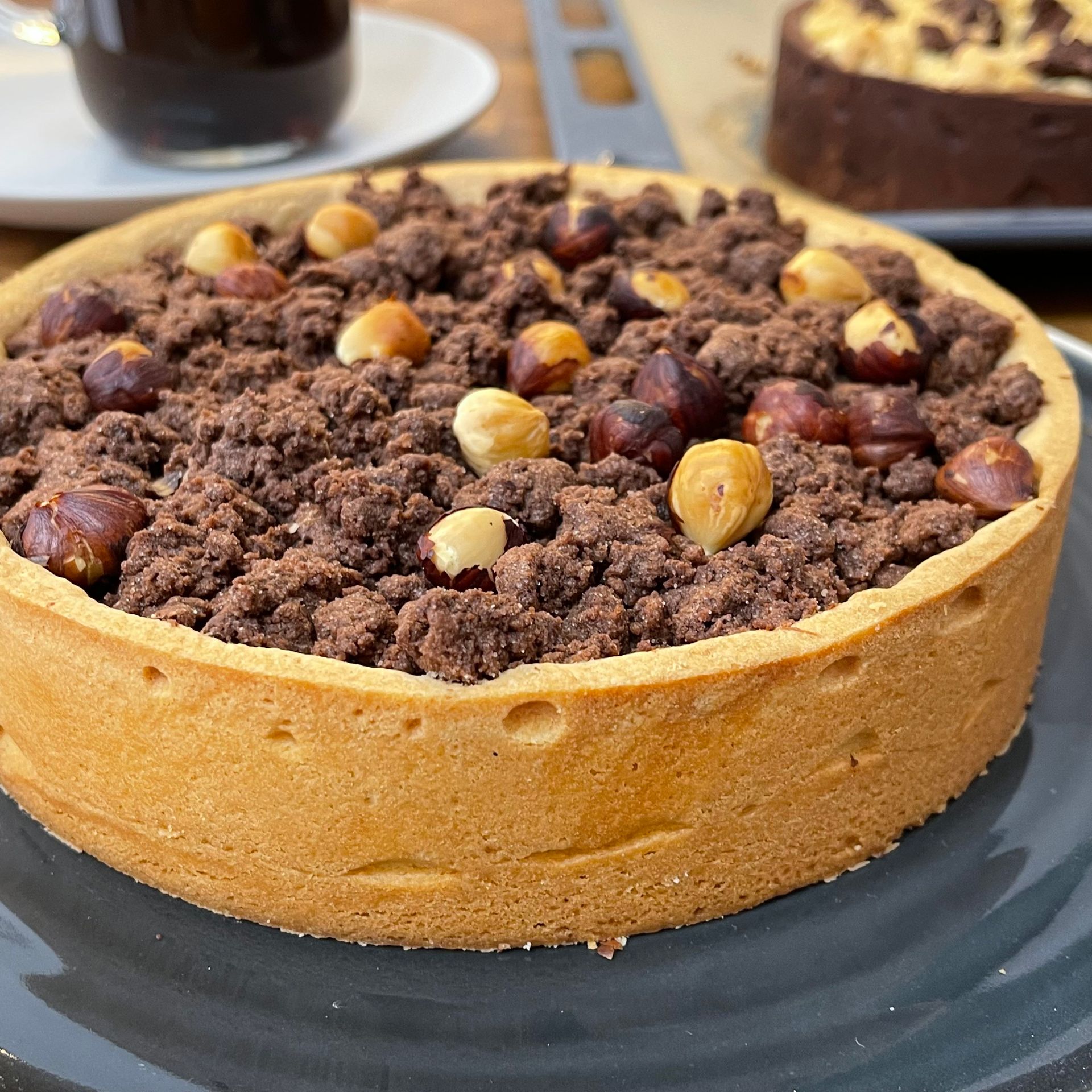 Una torta con sopra delle noci su un piatto