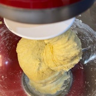 Una ciotola di impasto viene mescolata in un'impastatrice