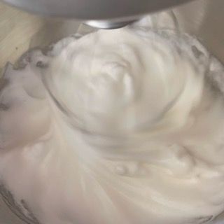 Un primo piano della panna montata in un mixer.